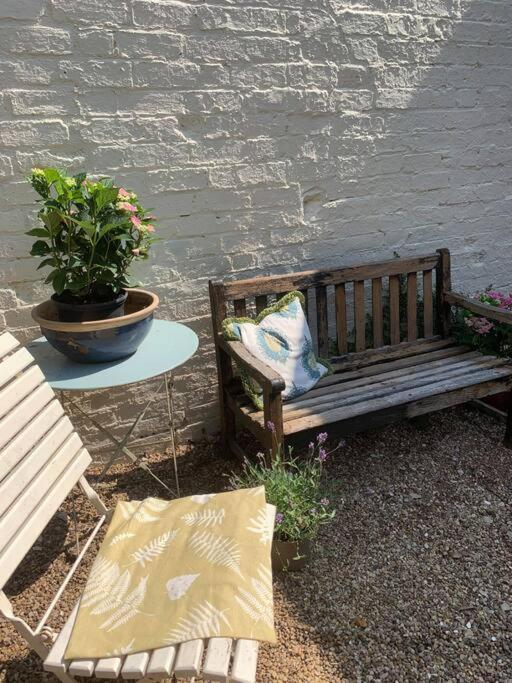 Beautiful Georgian Cottage Within A Private Walled Garden أوكهام المظهر الخارجي الصورة